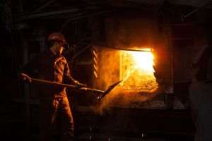 AFP: ArcelorMittal opreşte activitatea la cel mai mare combinat siderurgic din Ucraina după atacurile ruseşti